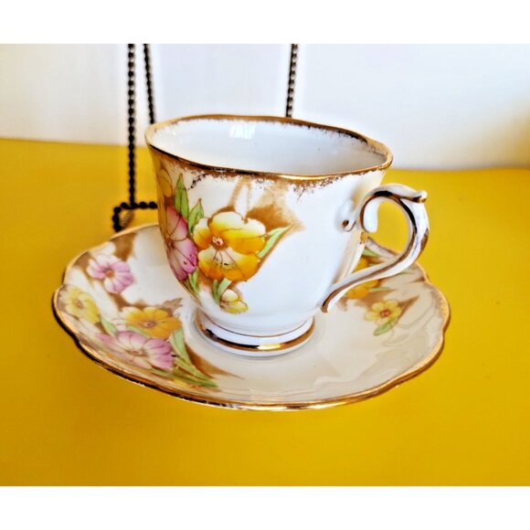 Vintage Royal Albert Tea Cup & Saucer Petunia Pattern 1930's - Picture 1 of 9